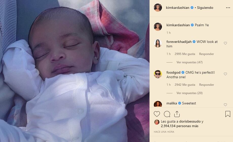 Kim Kardashian presenta a su bebé Psalm, a un mes de nacido
