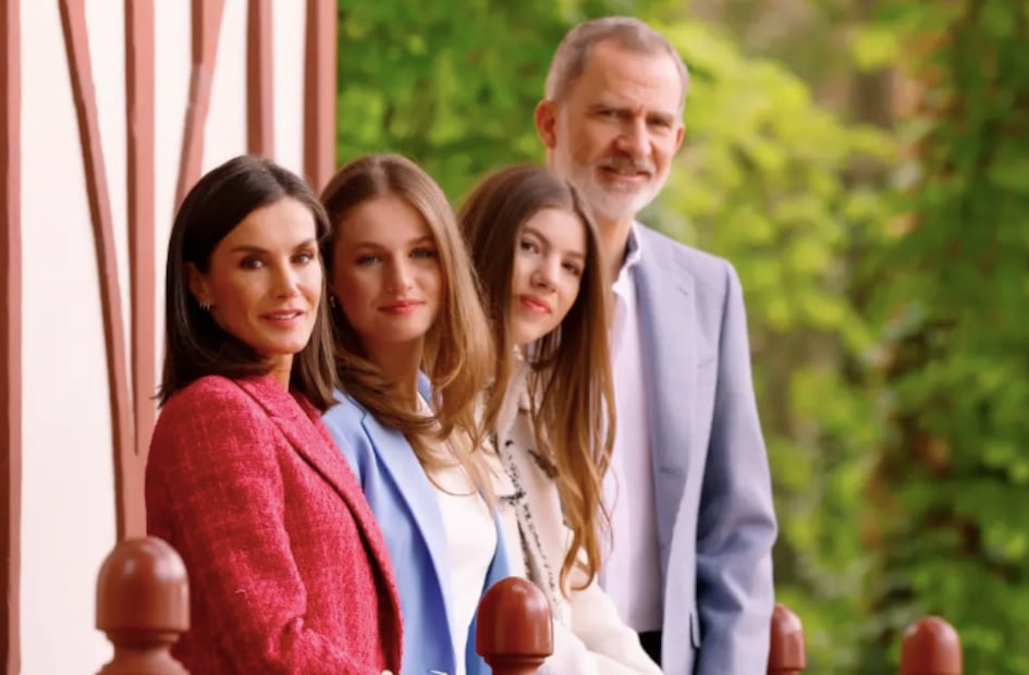 Los Reyes Felipe y Letizia, junto a sus hijas, la princesa Leonor y la infanta Sofía en los Jardines de Palacio Real. EFE/Casa de S.M. el Rey