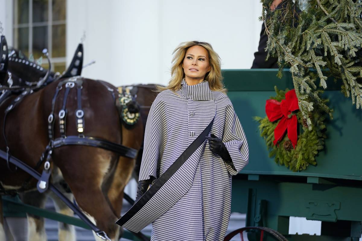Melania Trump recibe por última vez el árbol de Navidad en la Casa Blanca