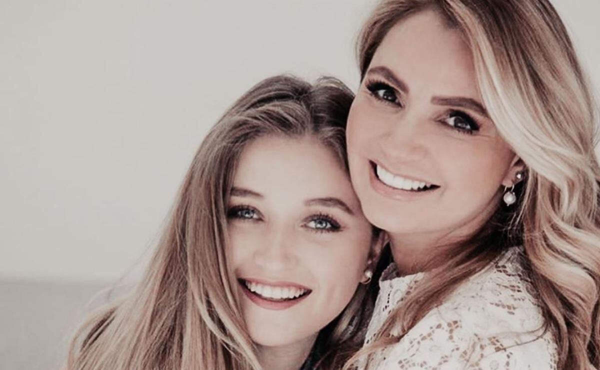 Angélica Rivera enseña a manejar a su hija Fernanda 