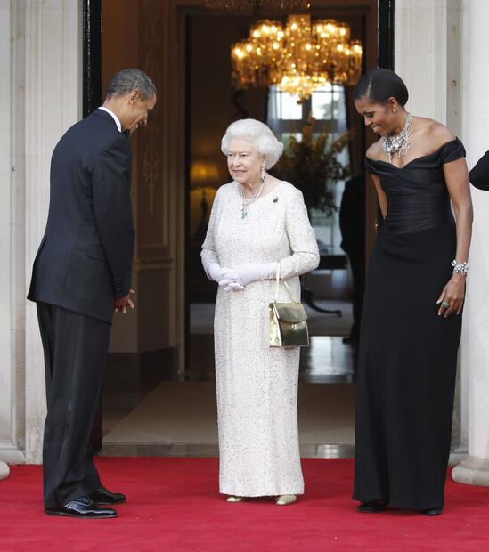 El día que Michelle Obama rompió los protocolos de la realeza británica