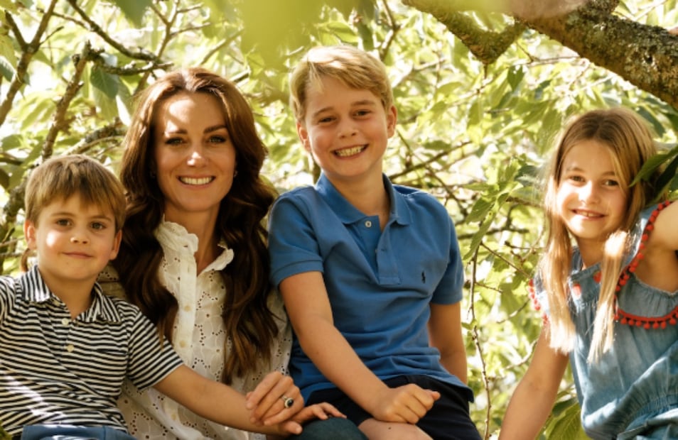 Kate Middleton con sus hijos, los príncipes George, Charlotte y Louis / Instagram: @princeandprincessofwales