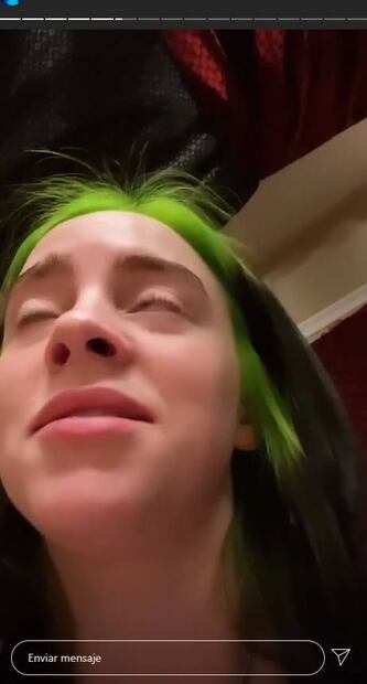 Los tenis de Billie Eilish abren el debate: ¿son rosa con blanco o color menta?