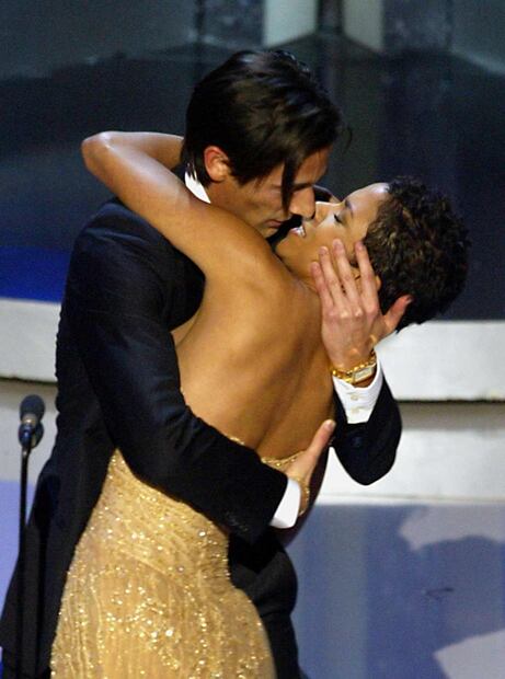 Halle Berry y Adrien Brody en los Premios Oscar 2003 / Foto: Getty Images