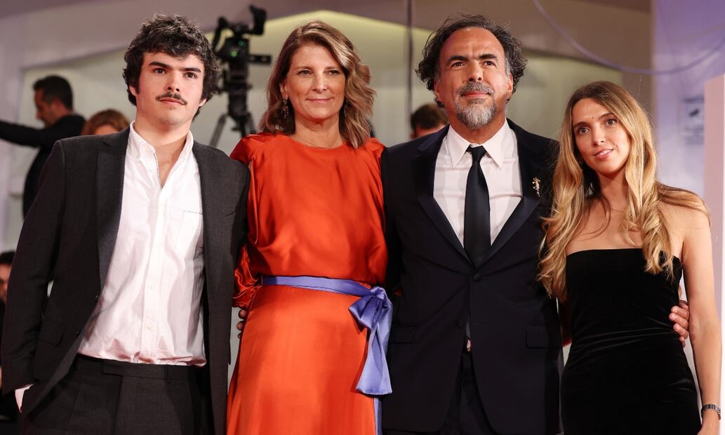 Alejandro González Iñárritu presume a su familia en alfombra roja de Venecia