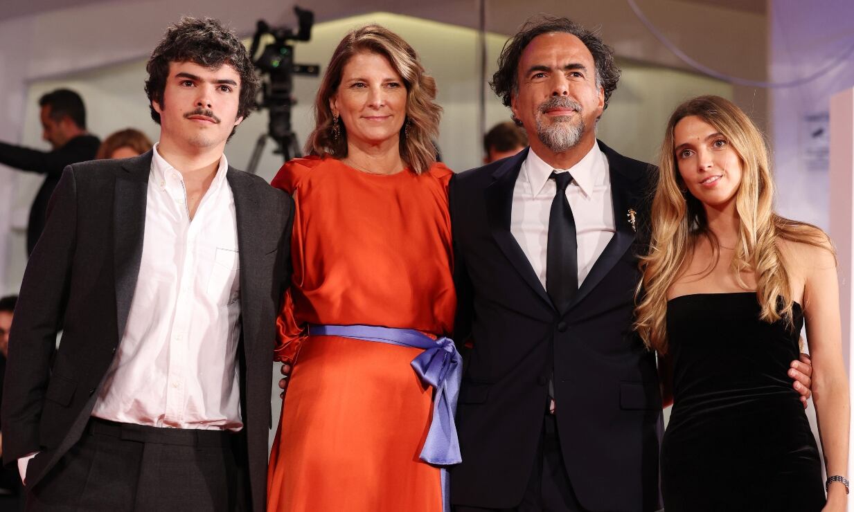 Alejandro González Iñárritu presume a su familia en alfombra roja de Venecia