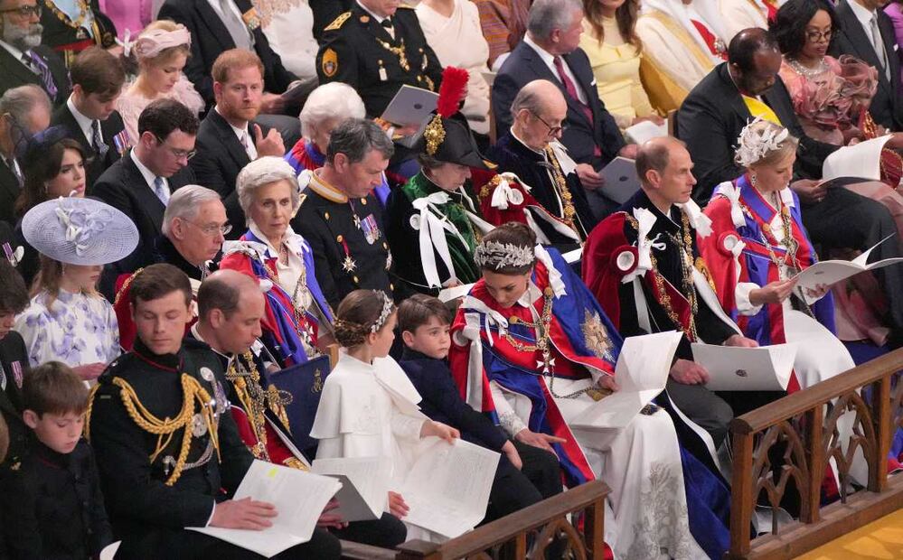 Las miradas severas de Harry al príncipe William en la coronación de su padre