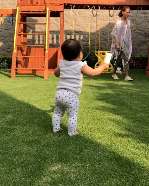 Mira los primeros pasos de Renata, hija de Jacky Bracamontes
