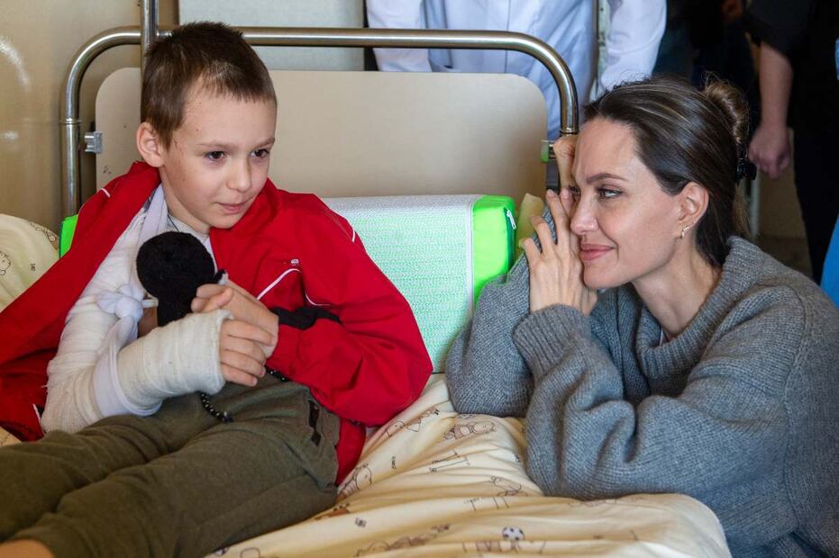 VIDEO: Angelina Jolie escapa tras escuchar el sonido de ataque en Ucrania
