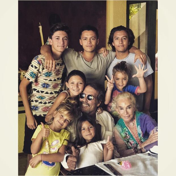FOTOS: como pocas veces vemos a Jaime Camil en su papel de abuelo