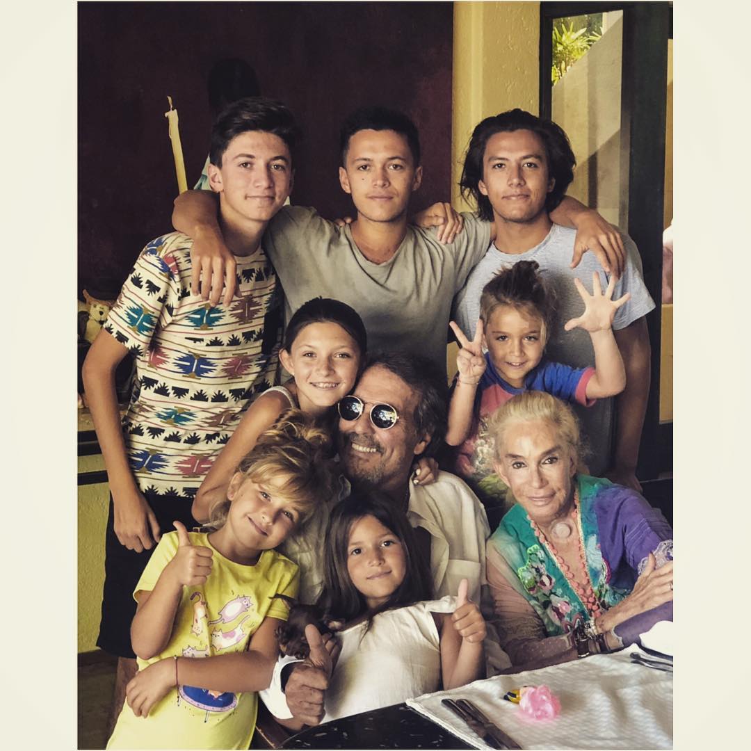 FOTOS: como pocas veces vemos a Jaime Camil en su papel de abuelo