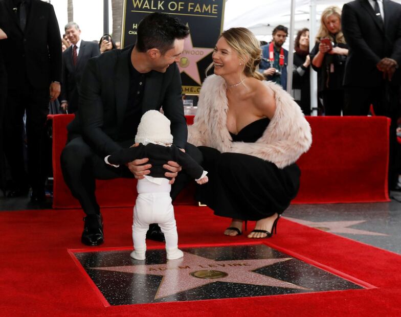 Adam Levine y Behati Prinsoloo presentan a su hija Dusty Roose 