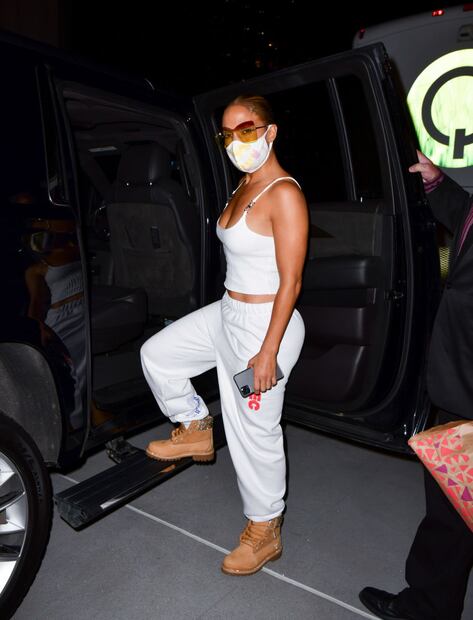 Jennifer Lopez revive la tendencia de las botas de ‘construcción’ ¡sexy!
