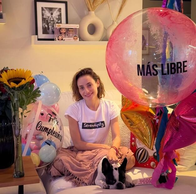 Marimar Vega con su perrita Chata celebrando su cumpleaños / Foto: Instagram