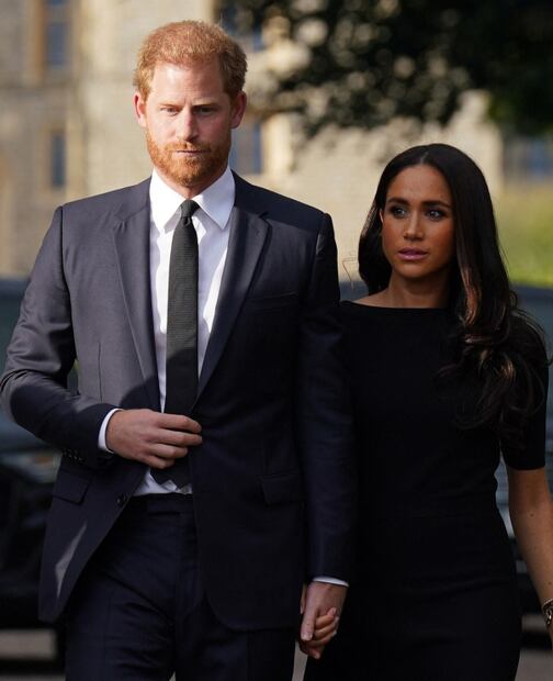 Los secretos que reveló Courtiers: el libro de Valentine Low sobre la familia real y Meghan y Harry