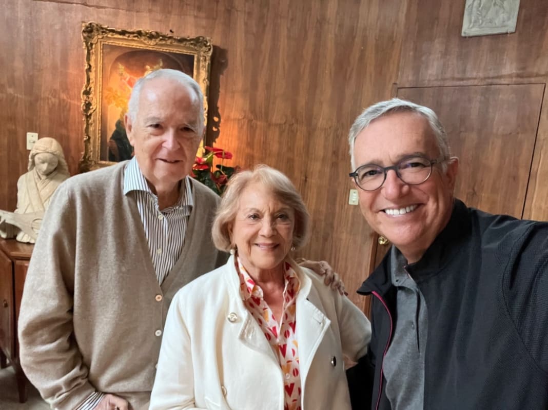 Ricardo Salinas Pliego con su papá Hugo Salinas y su mamá Esther Pliego / Foto: X