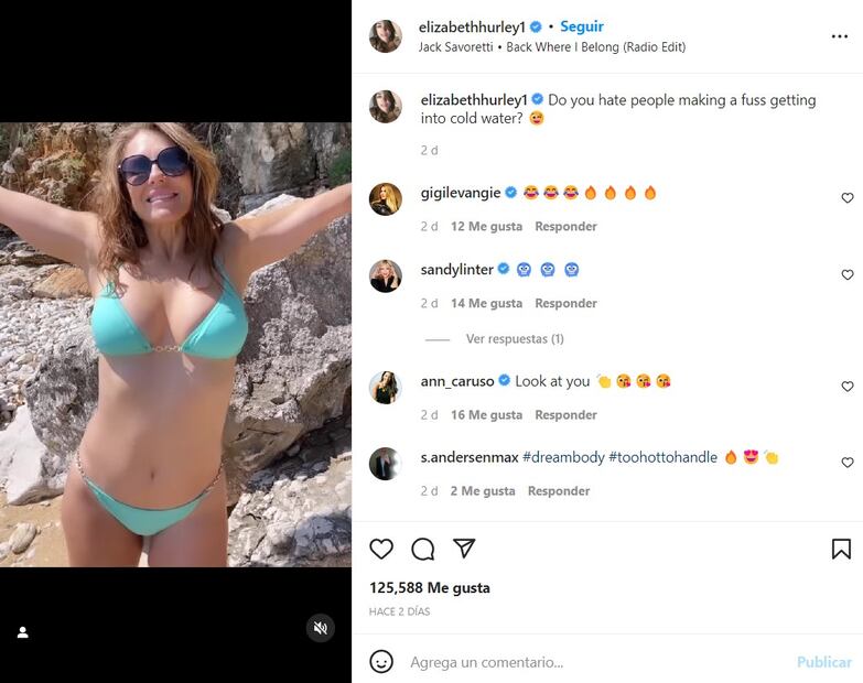 Elizabeth Hurley dispara la temperatura saliendo del mar con un bikini azul 