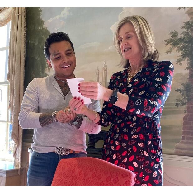 Christian Nodal recibe un premio en la Universidad de Harvard / Foto: Instagram