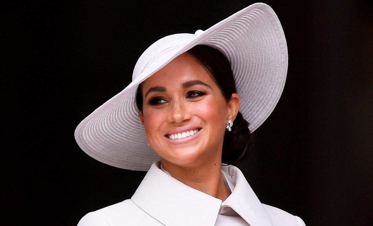 Meghan Markle vestida con un elegante abrigo de Dior para la misa de Isabel II