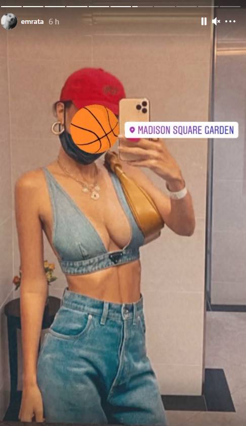 Emily Ratajkowski asombra con diminuto bra de mezclilla