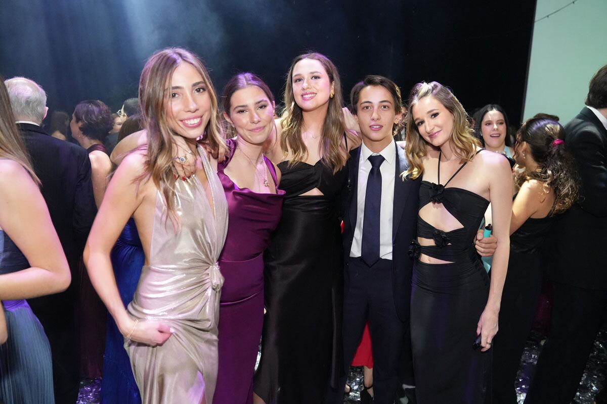 Isabella y Romina Fernández con Vanessa Klint, Arturo Reséndiz y Clara Amozorrutia. (Foto: Héptor Arjona)