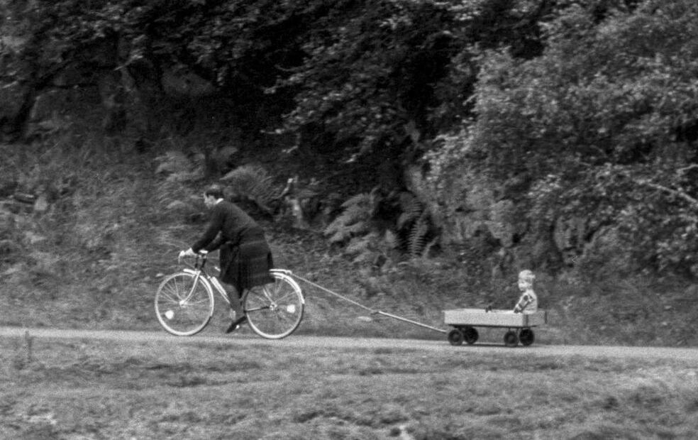 Confrontan al príncipe Harry: revelan fotos de él y Carlos de Gales de paseo en bicicleta