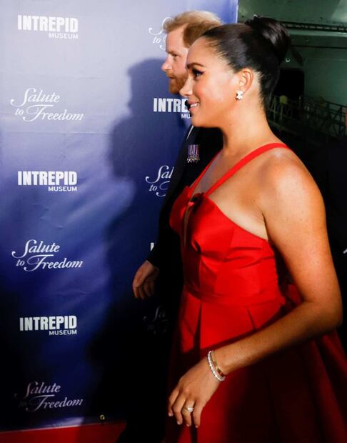 Meghan Markle, con escotado vestido de Carolina Herrera, acude a evento que honra a los héroes de guerra