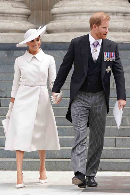 Meghan Markle vestida con un elegante abrigo de Dior para la misa de Isabel II