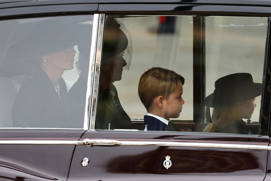 El príncipe George y la princesa Charlotte acuden a despedir a Isabel II, su bisabuela