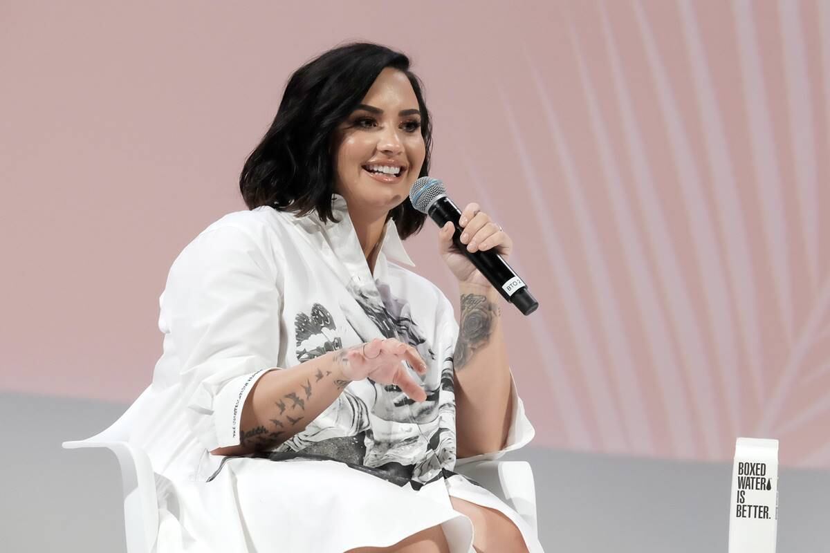 Demi Lovato reaparece en cumbre juvenil tras aparente sobredosis