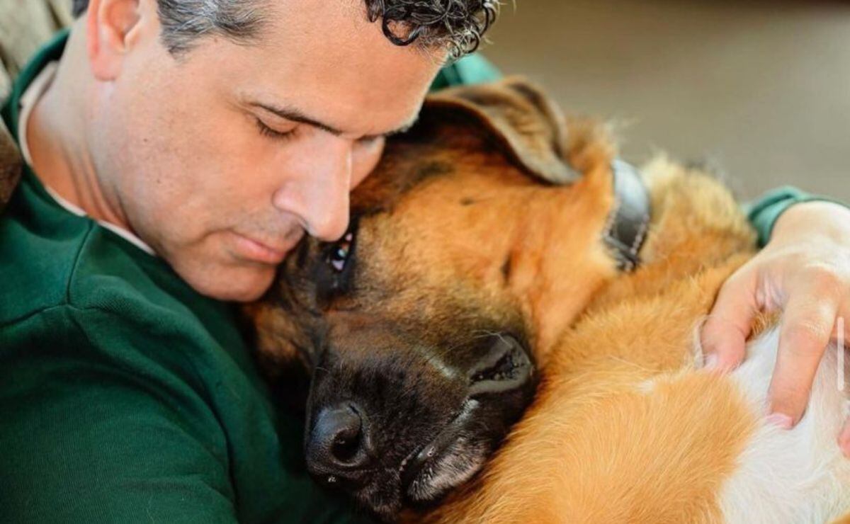 Marco Antonio Regil llora por el fallecimiento de su mascota
