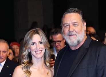 Russell Crowe, de 58 años, debuta en la alfombra roja con su novia de 31