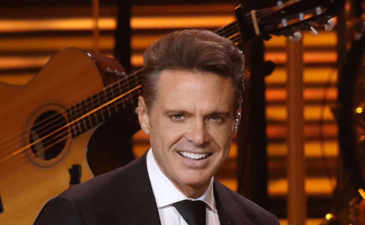 Acusan a Luis Miguel de deuda millonaria por vuelos privados