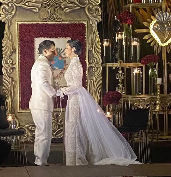 La foto de Ángela Aguilar y Christian Nodal  en el altar / Créditos: Revista Quién