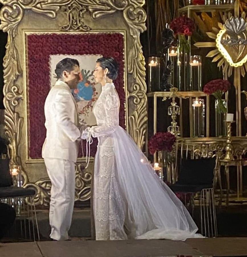 La foto de Ángela Aguilar y Christian Nodal  en el altar / Créditos: Revista Quién