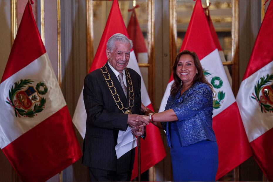 Mientras Julio Iglesias defiende a Isabel Preysler, Mario Vargas Llosa se cuelga otro importante premio