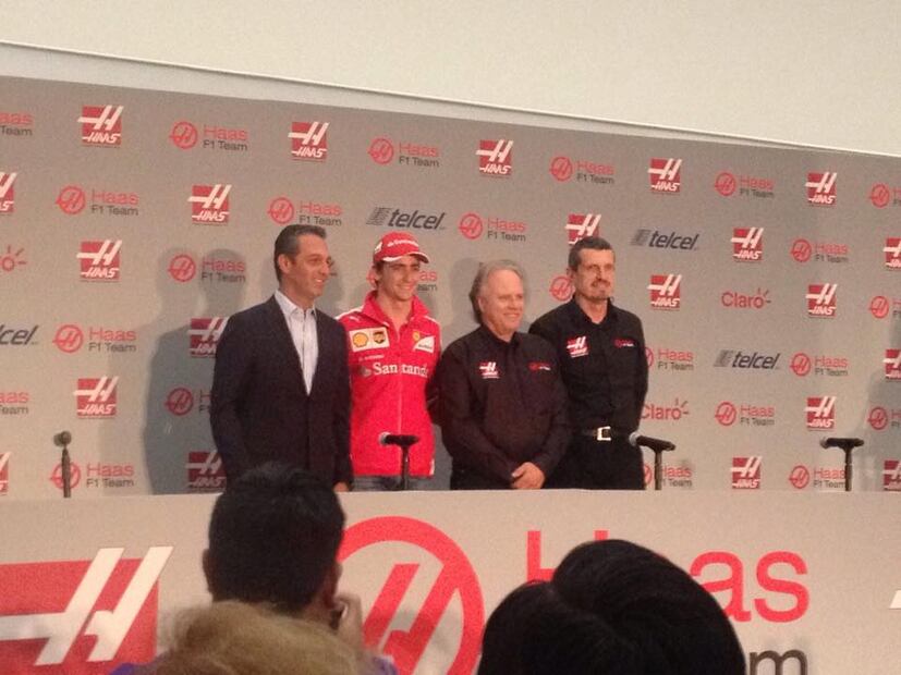 Juan Carlos de Borbón y Bernie Ecclestone en el primer día de Fórmula 1 