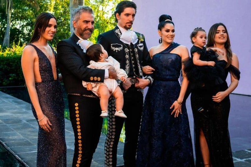 América Guinart y Alejandro Fernández, en la boda de su hijo Alex/Instagram.