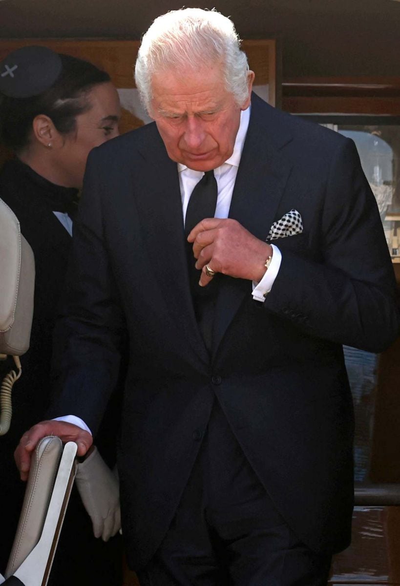 El rey Carlos III tuvo un encuentro 'divertido' con la hija de George Bush una noche antes de la muerte de su madre