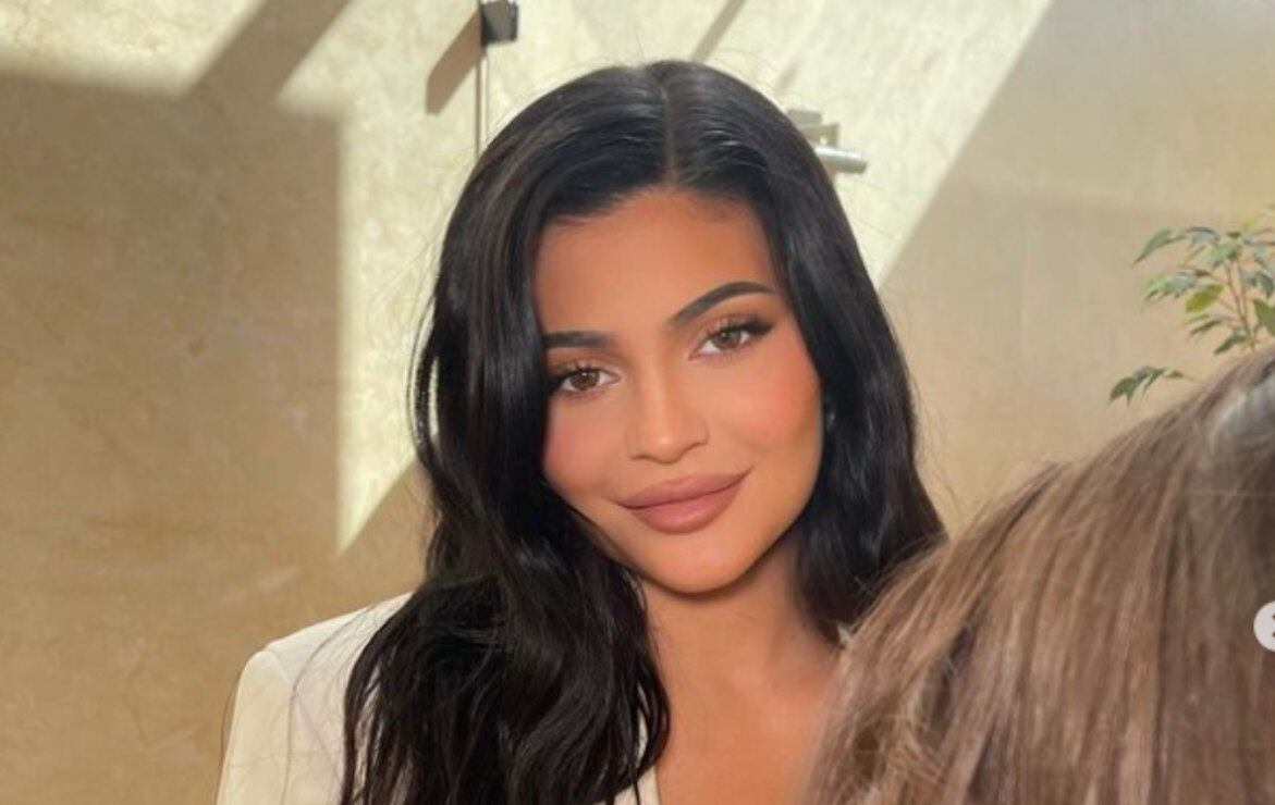 Kylie Jenner presume un bolso de cristal soplado con valor de 55 mil pesos: el must-have del momento