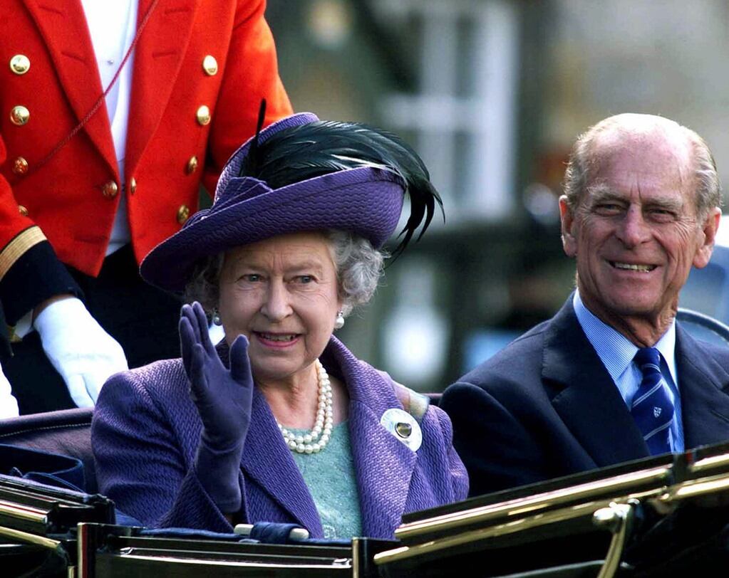 La reina Isabel II y el duque de Edimburgo; su ausencia en el bautizo real