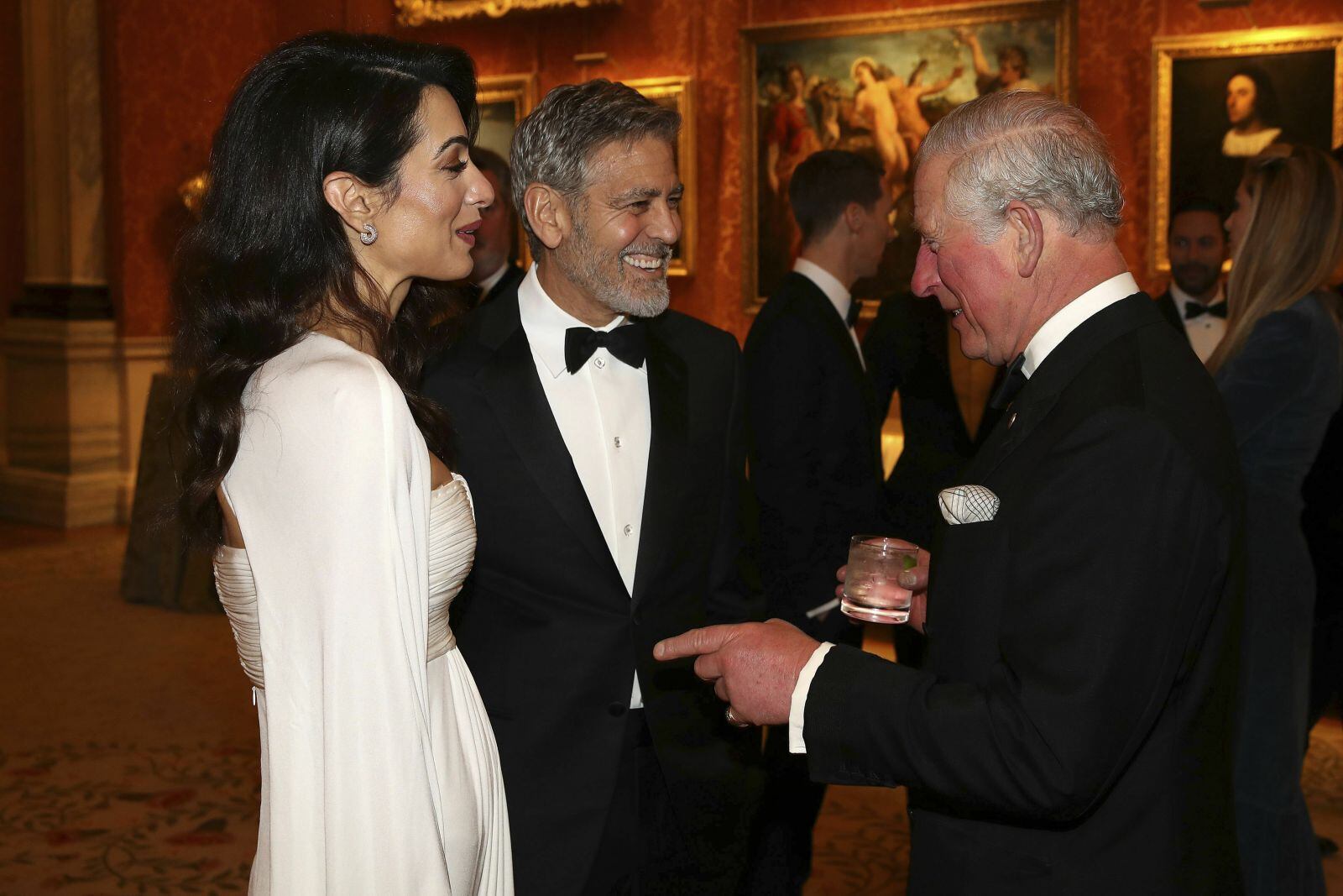 George y Amal Clooney entre los invitados a una cena en el palacio de Buckingham