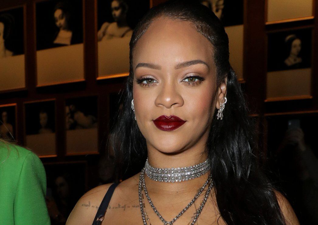 Rihanna, en bra y tanga, enseña su baby bump en París 