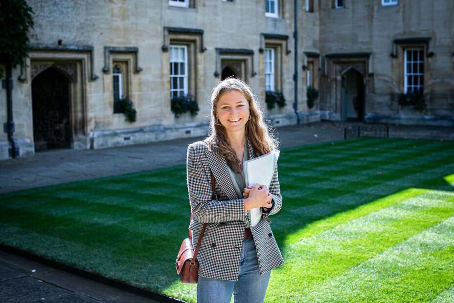 Elisabeth de los belgas posa en uno de los jardines del Lincoln College / Bas Bogaerts @MonarchieBe