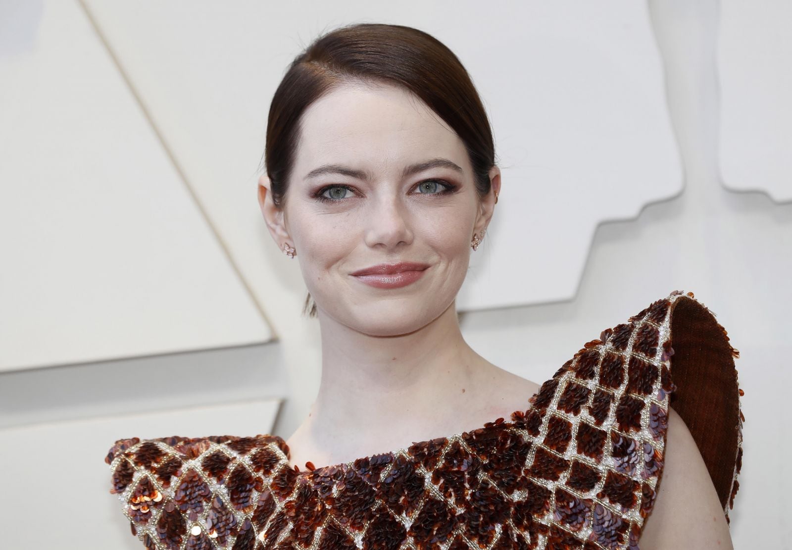 Emma Stone y Dave McCary anuncian su compomiso con un espectacular anillo de compromiso