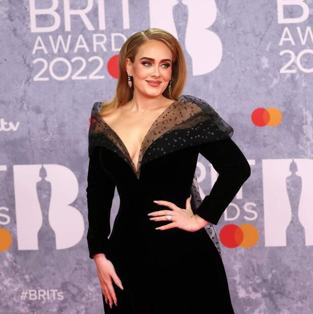 Adele desata rumores de compromiso con enorme anillo de diamantes en los Brit Awards 2022