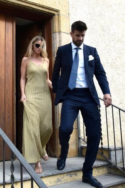 Clara Chía y Gerard Piqué salen tomados de la mano de la iglesia Sant Vicenç de Montalt / Getty Images