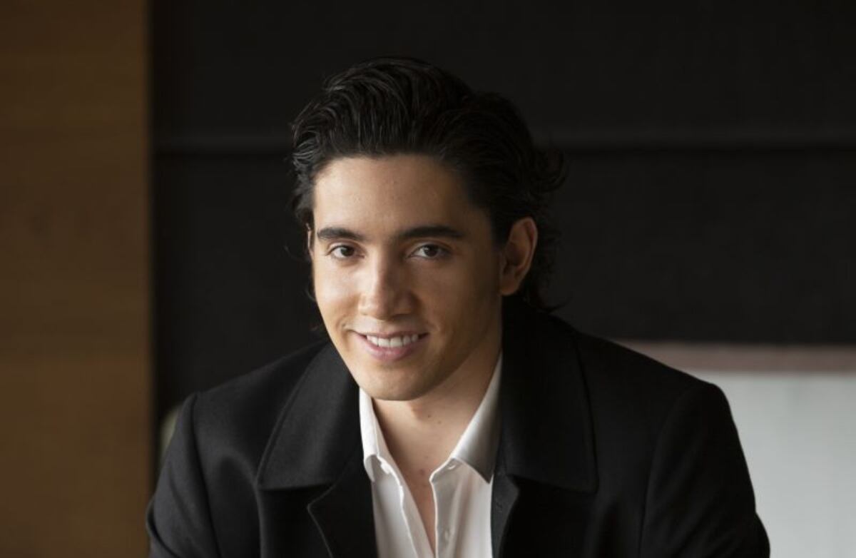 Hijo de Alejandro Fernández se compromete a un mes de la boda de Camila