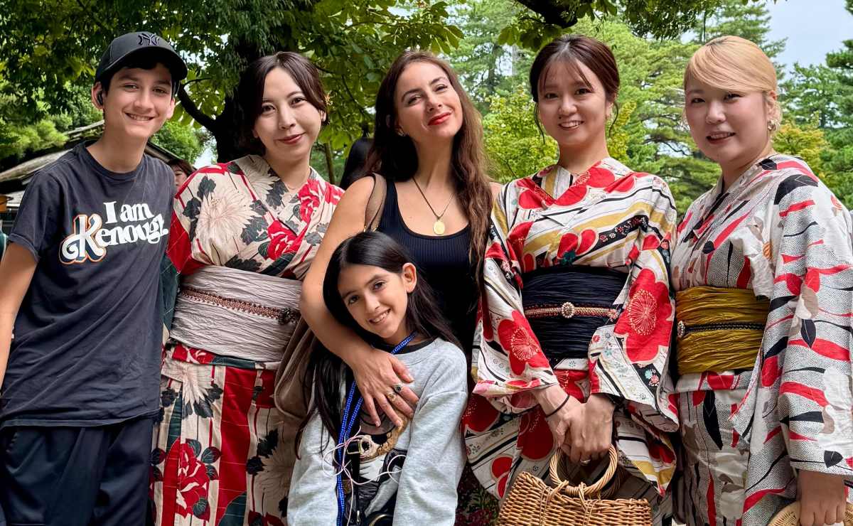 Iam, Claudia y Elah posando con mujeres vestidas con kimonos tradicionales. (Foto: Especial)