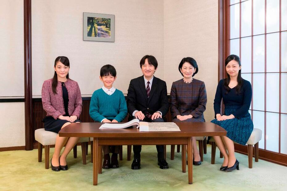 Adoptar niños, la posible estrategia en Japón para que las mujeres no lleguen al trono